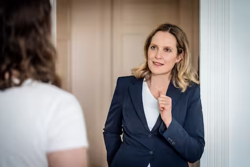 Rechtsanwältin Magdalena Reinarz im persönlichen Beratungsgespräch mit einer Mandantin