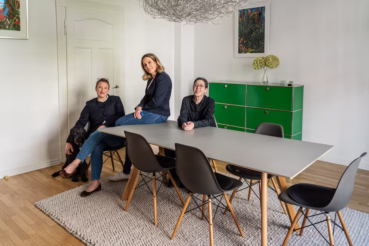Team der Kanzlei Schlottke-Wegner Reinarz in einem Besprechungsraum